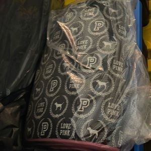 PLEASE DO NOT BUY! MONOGRAM COMFORTER SET TRADE LABEL! ONLY 4 DESIREE ❤️